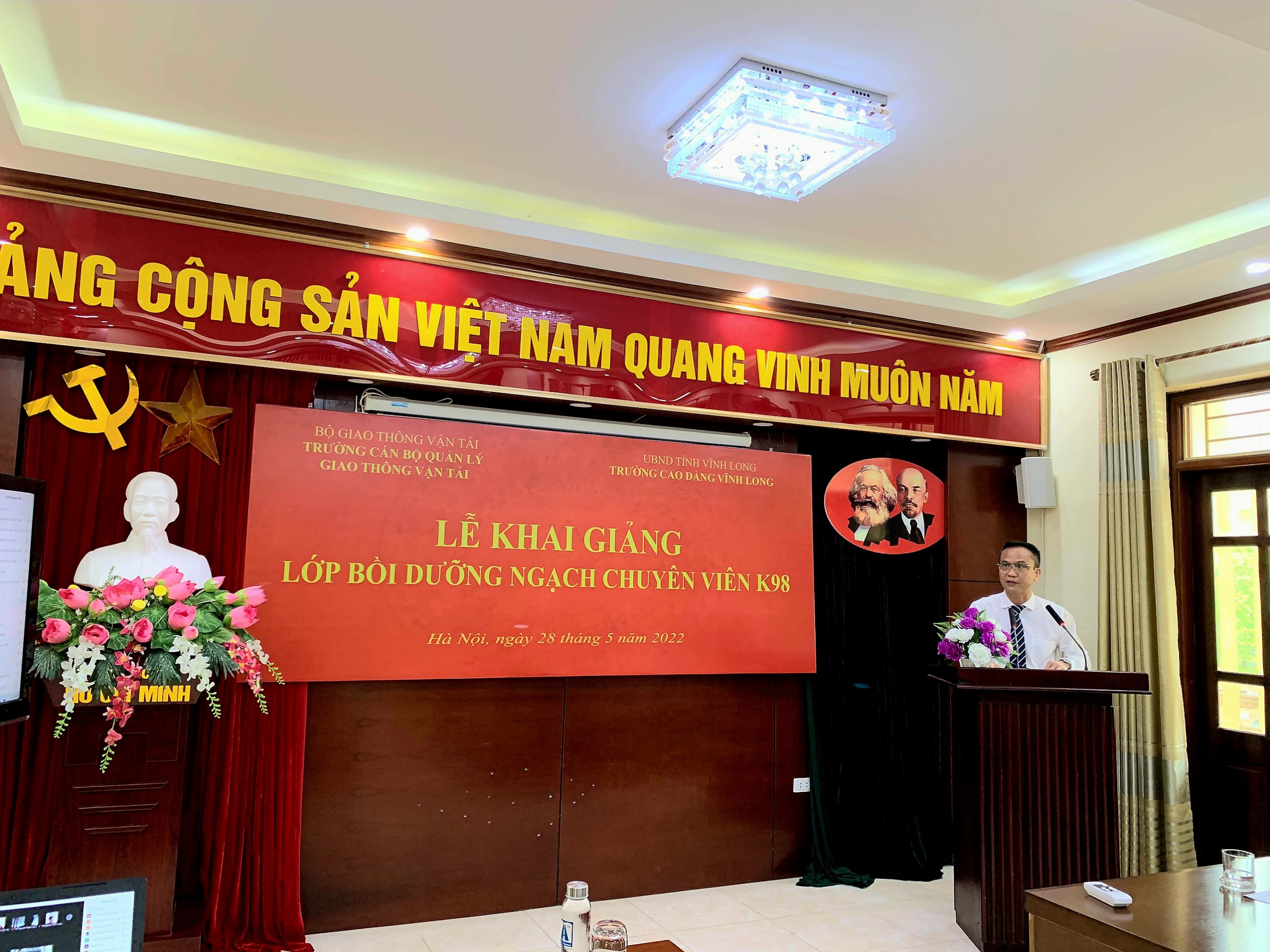 Bộ Nội vụ ban hành Quyết định số 420/QĐ-BNV về Chương trình bồi dưỡng đối với ngạch chuyên viên và tương đương.