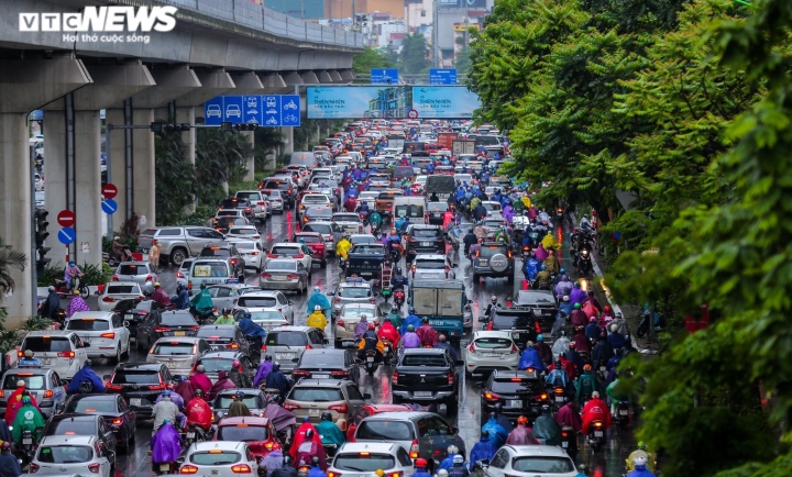 Hà Nội: Đề xuất phân làn cứng tách riêng ô tô, xe máy trên đường Nguyễn Trãi