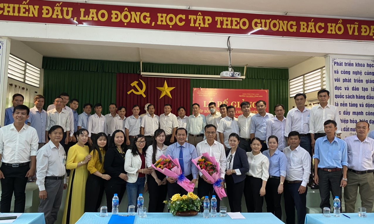 Bế giảng lớp Bồi dưỡng ngạch chuyên viên K98 tại Vĩnh Long