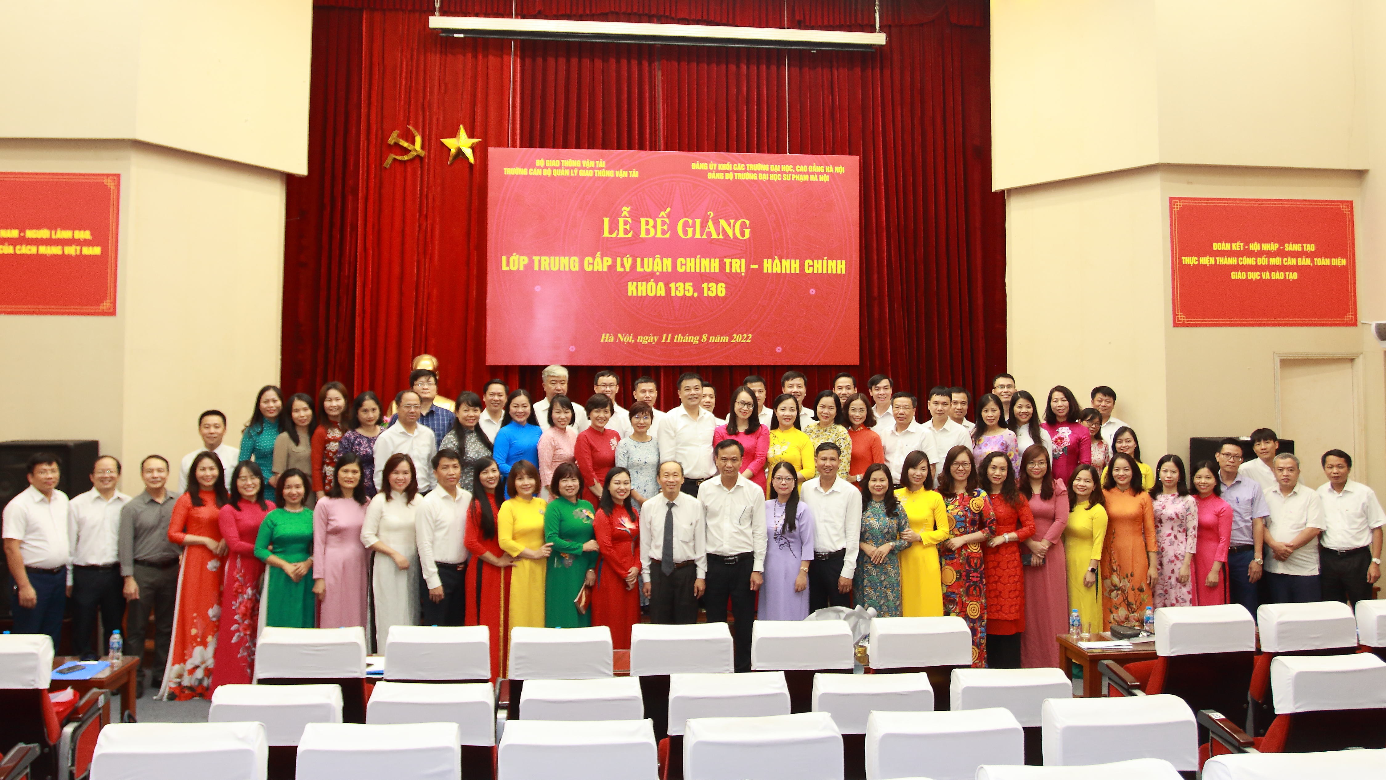 Bế giảng Lớp Trung cấp lý luận chính trị - Hành chính K135 và K136 tại Trường Đại học Sư phạm Hà Nội