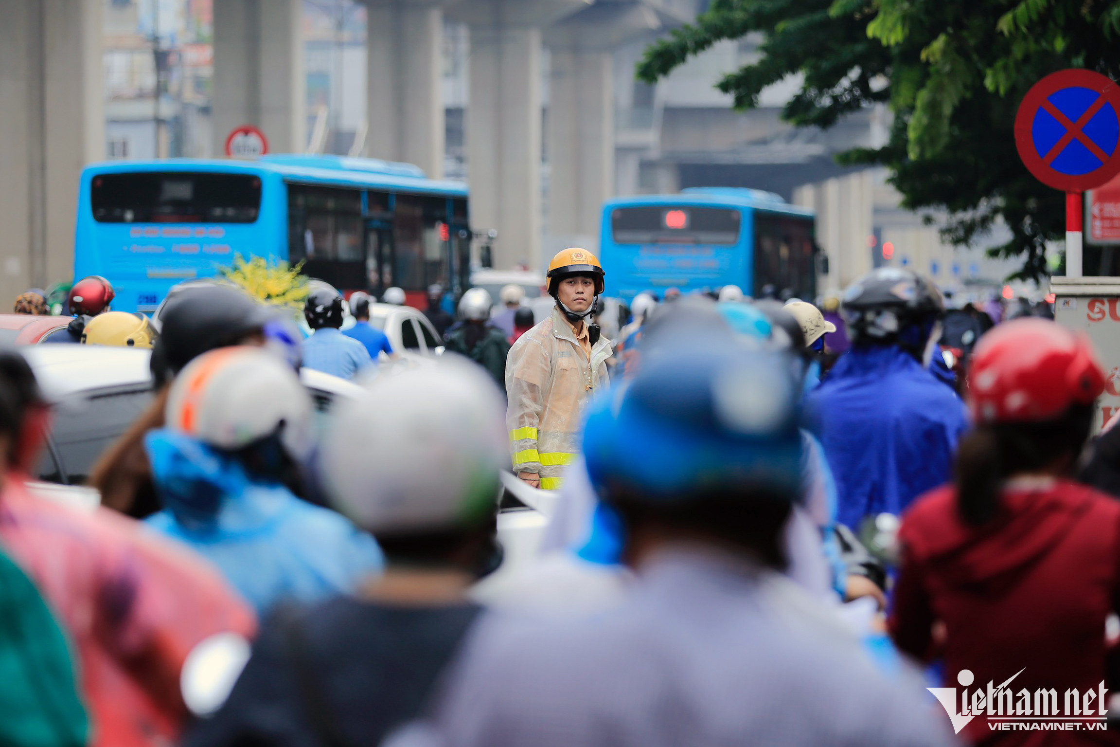 Cảnh sát bất lực nhìn dòng người ùn ùn chen lấn trong mưa giờ đi làm