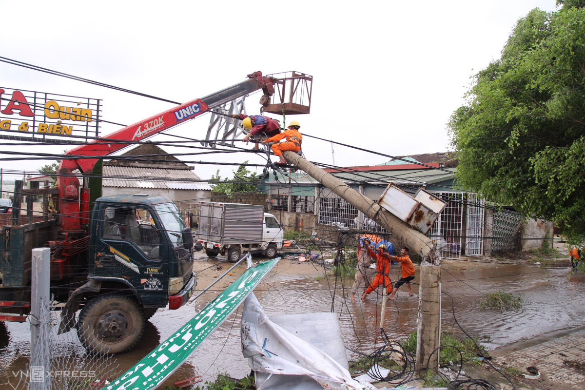 Hàng loạt cột điện gãy đổ sau bão Noru