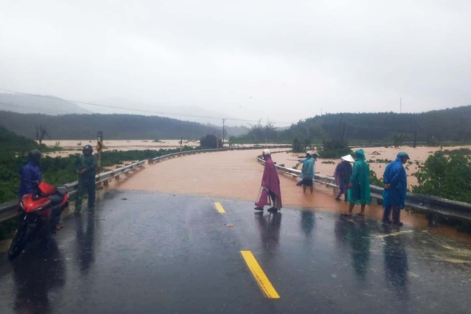 Quốc lộ 1, đường Hồ Chí Minh ngập sâu sau bão Noru