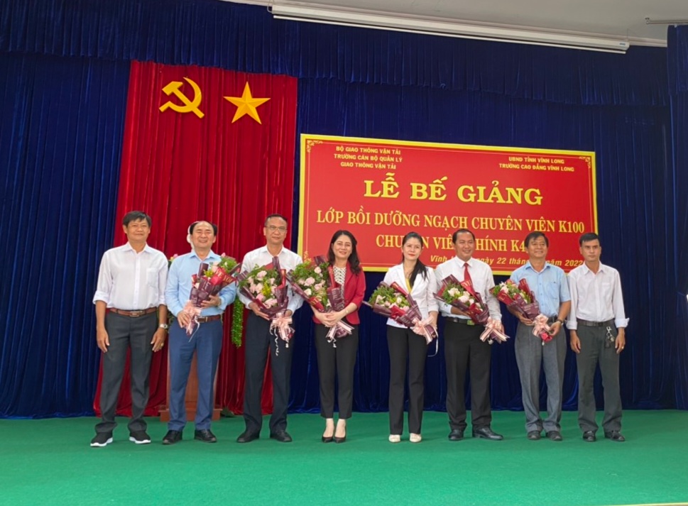 Bế giảng lớp Bồi dưỡng ngạch chuyên viên K100 và lớp Bồi dưỡng Ngạch chuyên viên chính K48 tại Vĩnh Long