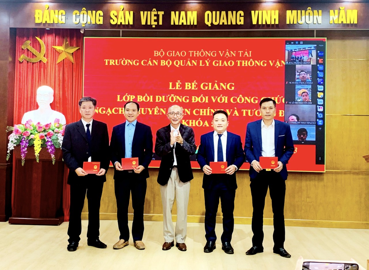 Bế giảng lớp Bồi dưỡng đối với ngạch chuyên viên chính và tương đương K52