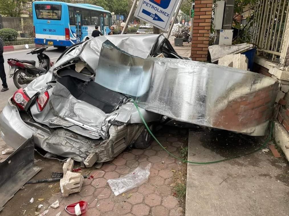 Cuộn thép rơi đè nát ôtô