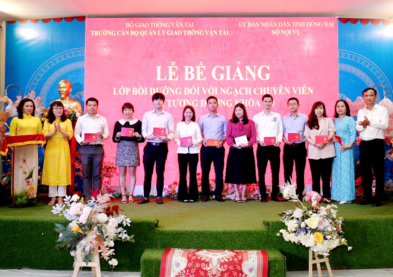 Bế giảng lớp Bồi dưỡng đối với ngạch chuyên viên và tương đương khóa 110 tại Đồng Nai