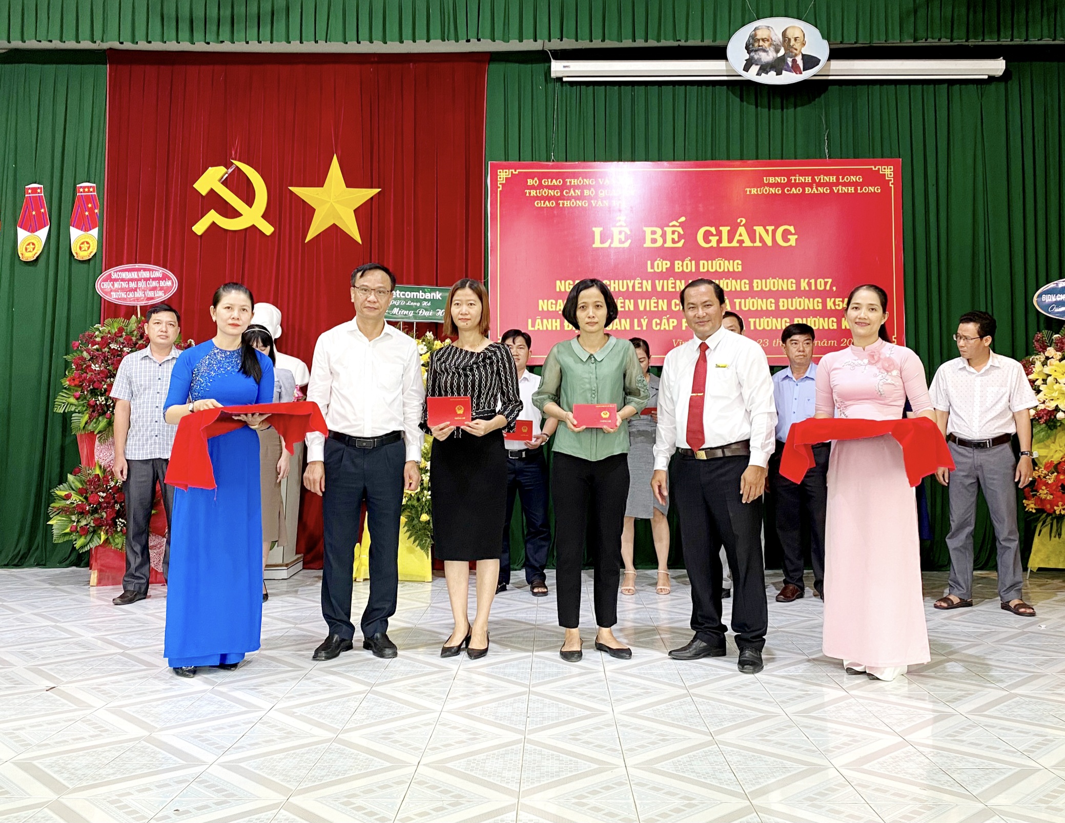 Bế giảng các lớp Bồi dưỡng ngạch chuyên viên, chuyên viên chính và lãnh đạo quản lý cấp phòng tại Vĩnh Long