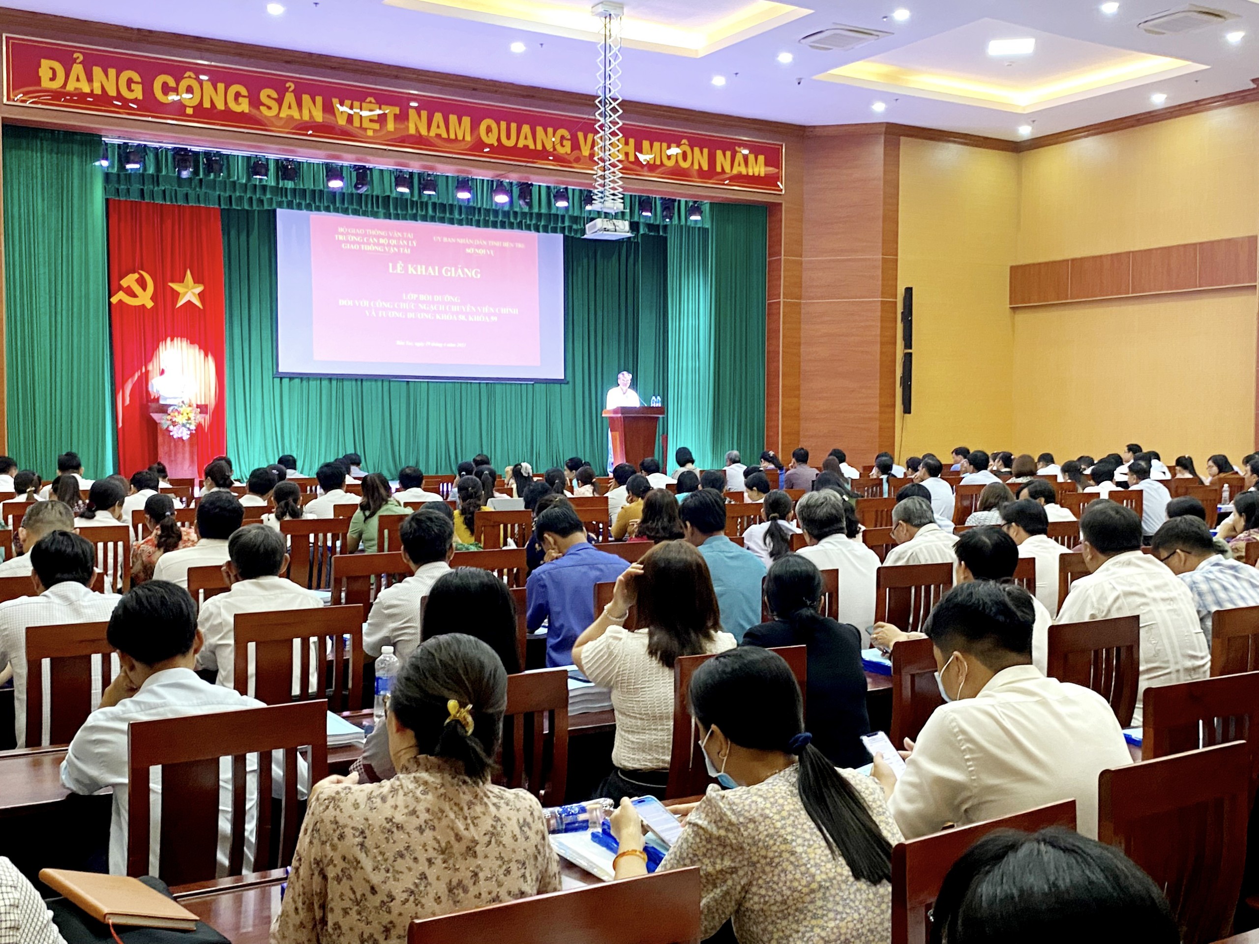 Khai giảng lớp Bồi dưỡng đối với công chức ngạch chuyên viên chính và tương đương tại tỉnh Bến Tre