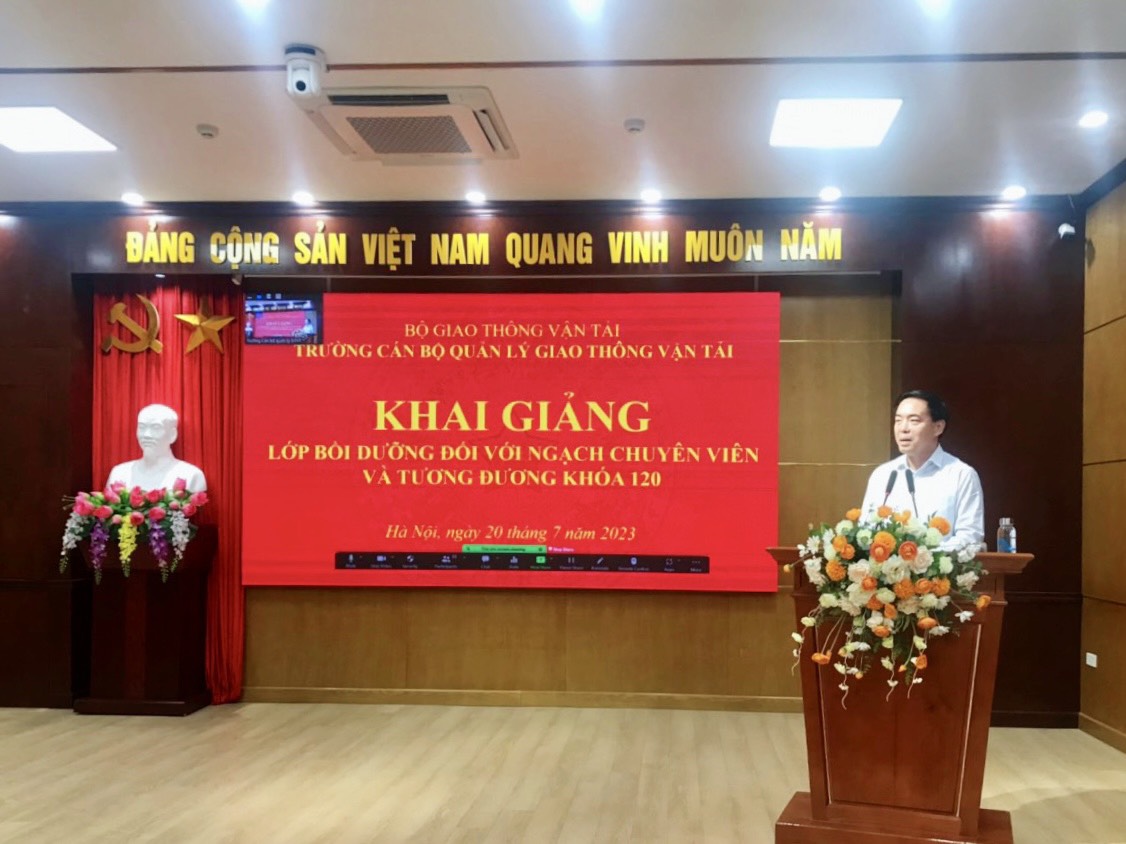 Khai giảng Lớp Bồi dưỡng với công chức ngạch Chuyên viên và tương đương Khóa 120 theo hình thức bồi dưỡng kết hợp trực tuyến