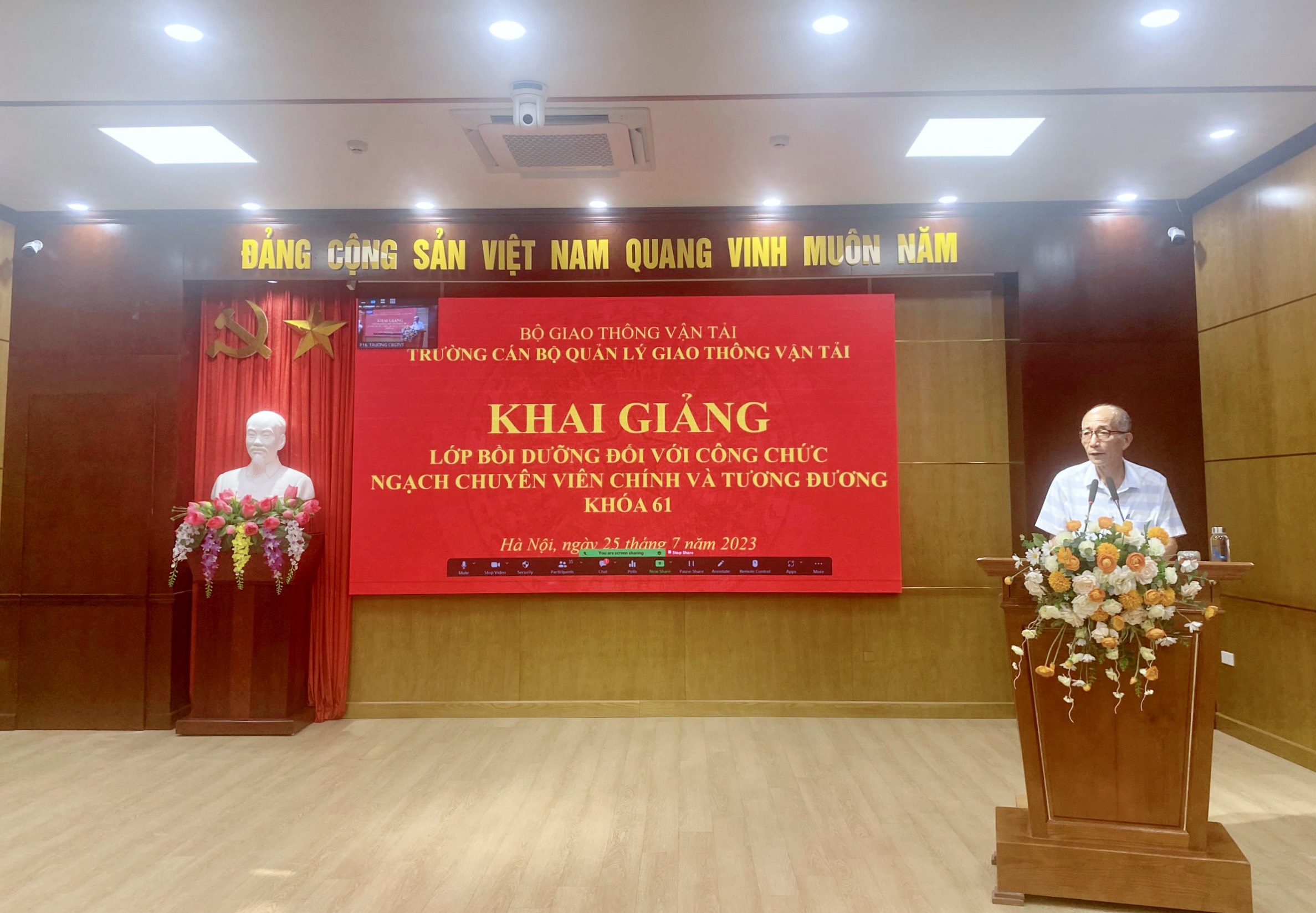 Khai giảng Lớp Bồi dưỡng với công chức ngạch Chuyên viên chính và tương đương Khóa 61 theo hình thức bồi dưỡng kết hợp trực tuyến