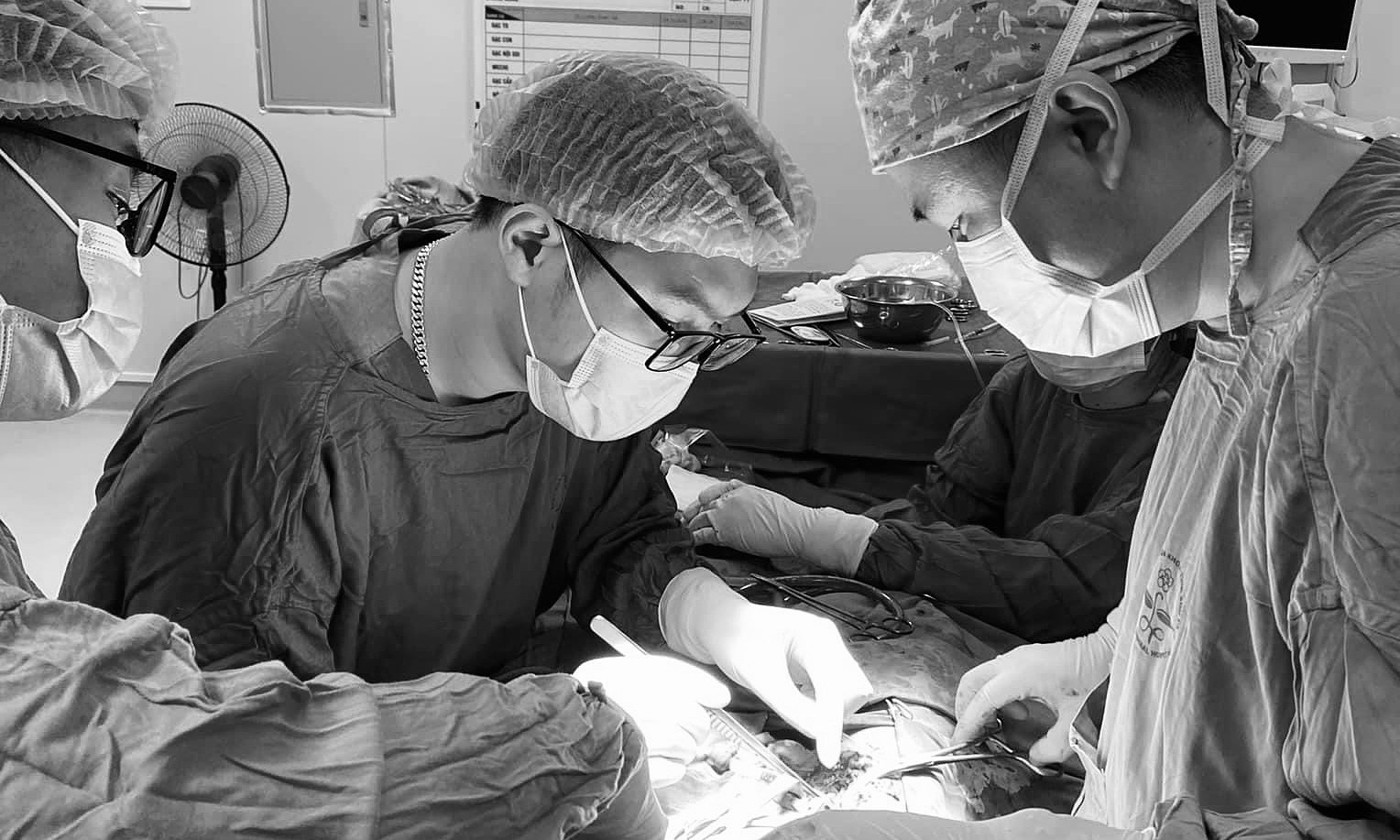 Bé trai bỏng nặng khi vừa sạc vừa dùng điện thoại