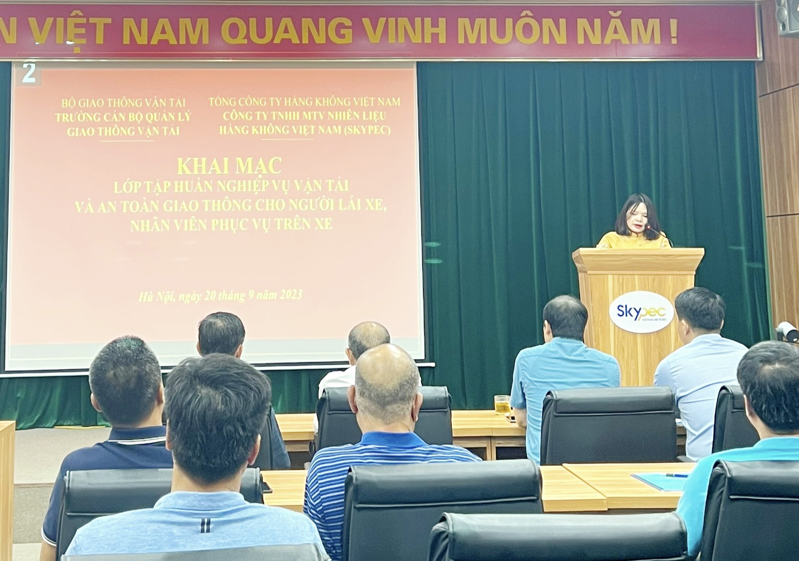 Tổ chức lớp Tập huấn nghiệp vụ vận tải và an toàn giao thông cho lái xe, nhân viên phục vụ trên xe tại Công ty TNHH MTV Nhiên liệu Hàng không (Skypec)