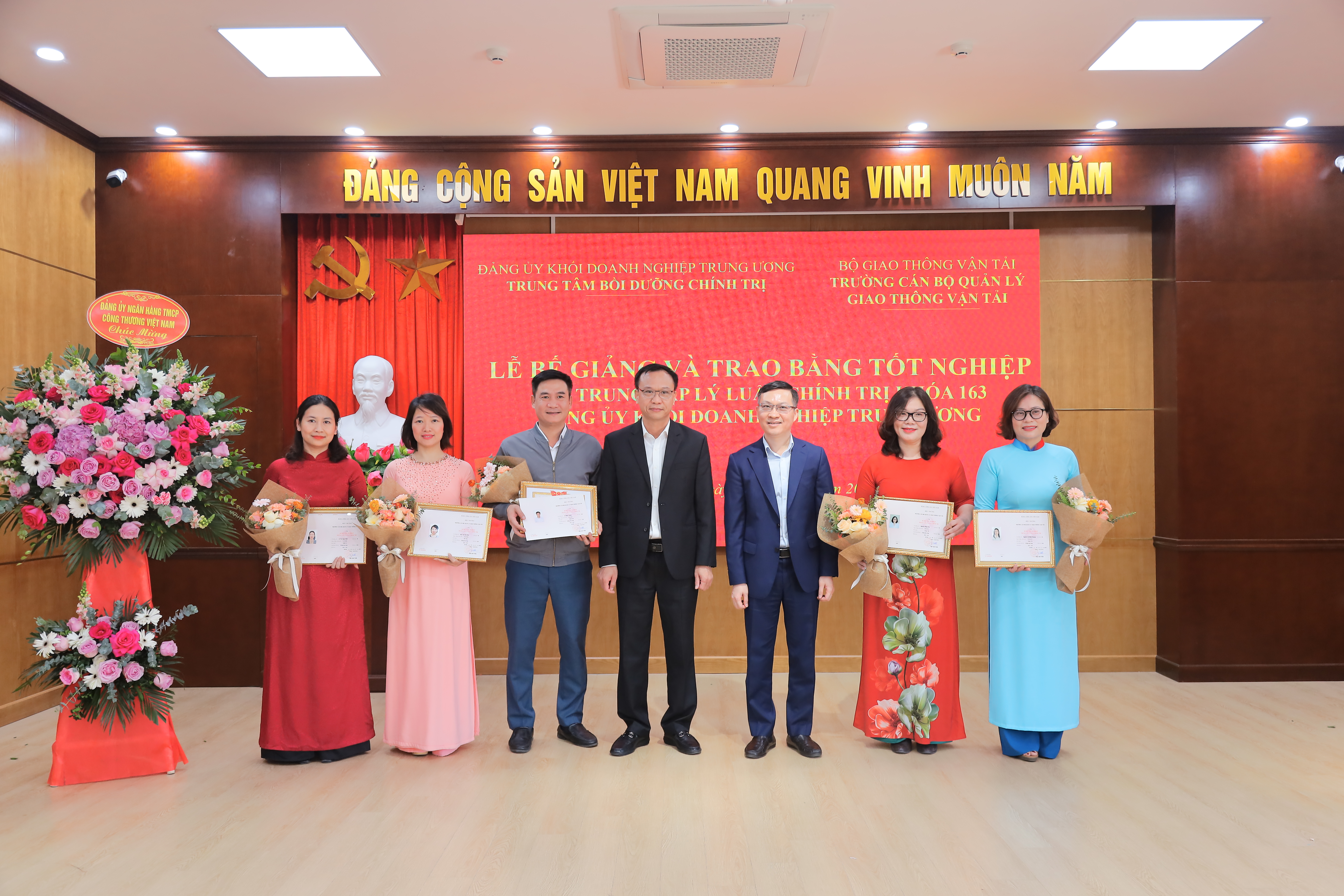 Bế giảng lớp Trung cấp Lý luận chính trị K163 Đảng ủy Khối Doanh nghiệp Trung ương