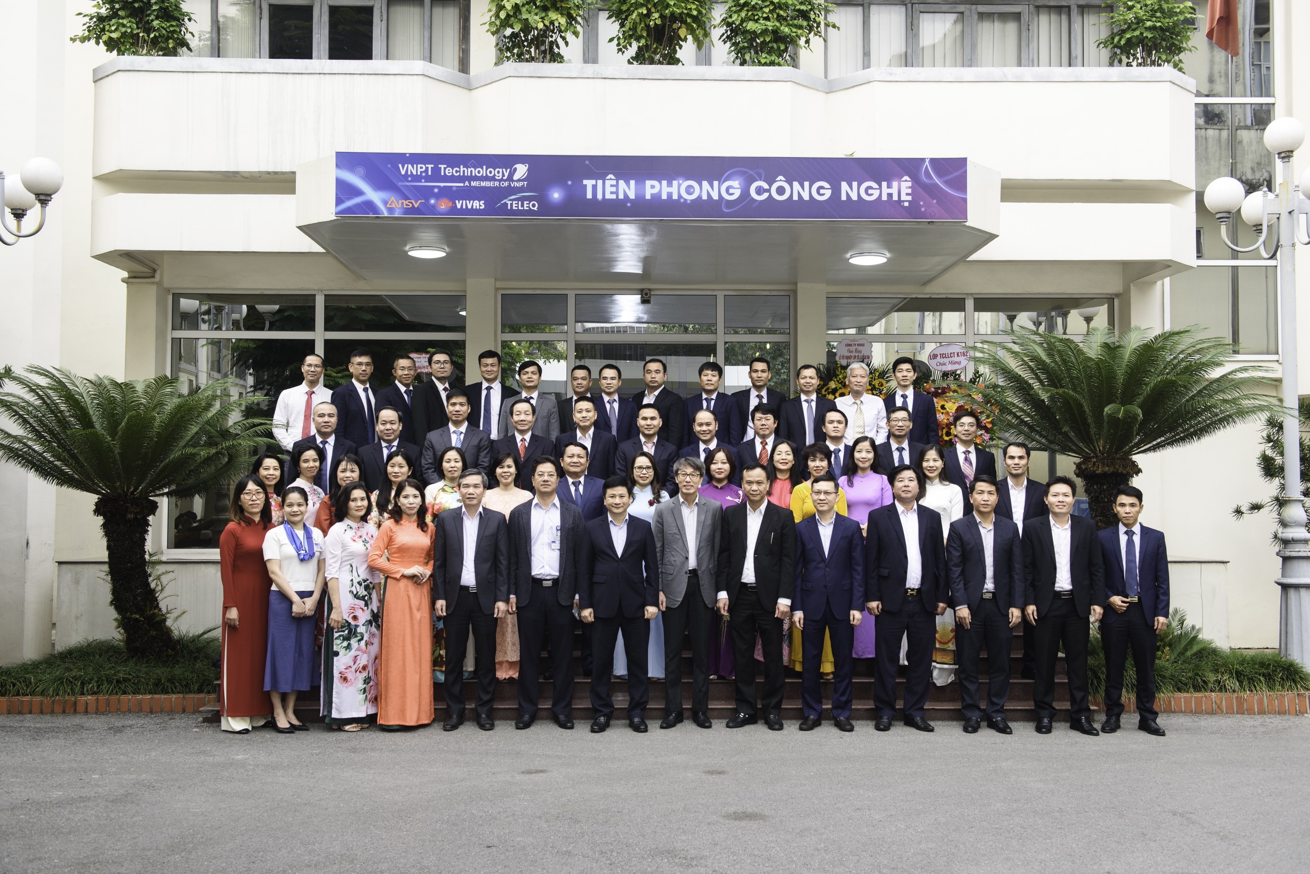 Bế giảng lớp Trung cấp lý luận chính trị Đảng ủy Khối Doanh nghiệp Trung ương tại Công ty Cổ phần Công nghệ Công nghiệp Bưu chính Viễn thông (VNPT Technology)