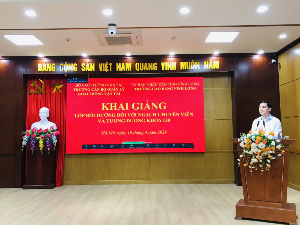 Khai giảng Lớp Bồi dưỡng đối với ngạch chuyên viên và tương đương Khóa 130 theo hình thức bồi dưỡng kết hợp trực tuyến