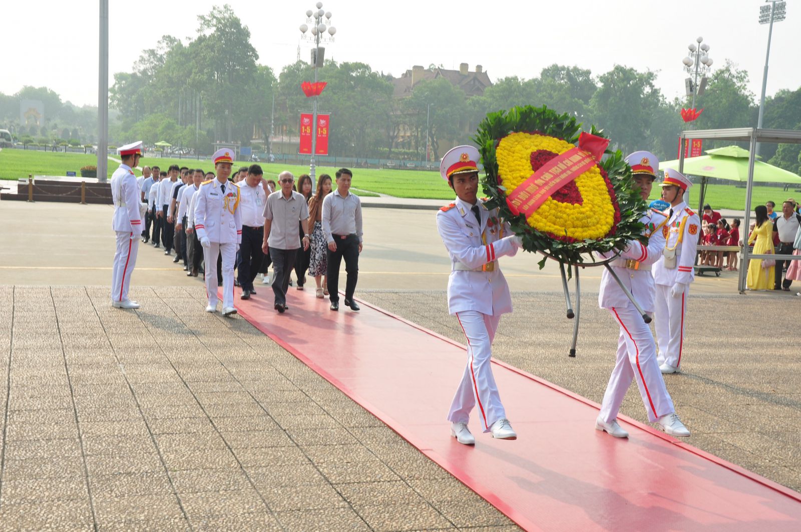 Học viên khóa Bồi dưỡng cán bộ quản lý Đài KSKL sân bay địa phương viếng Lăng Chủ tịch Hồ Chí Minh và tham quan ngoại khóa tại Tòa nhà Quốc hội Việt Nam