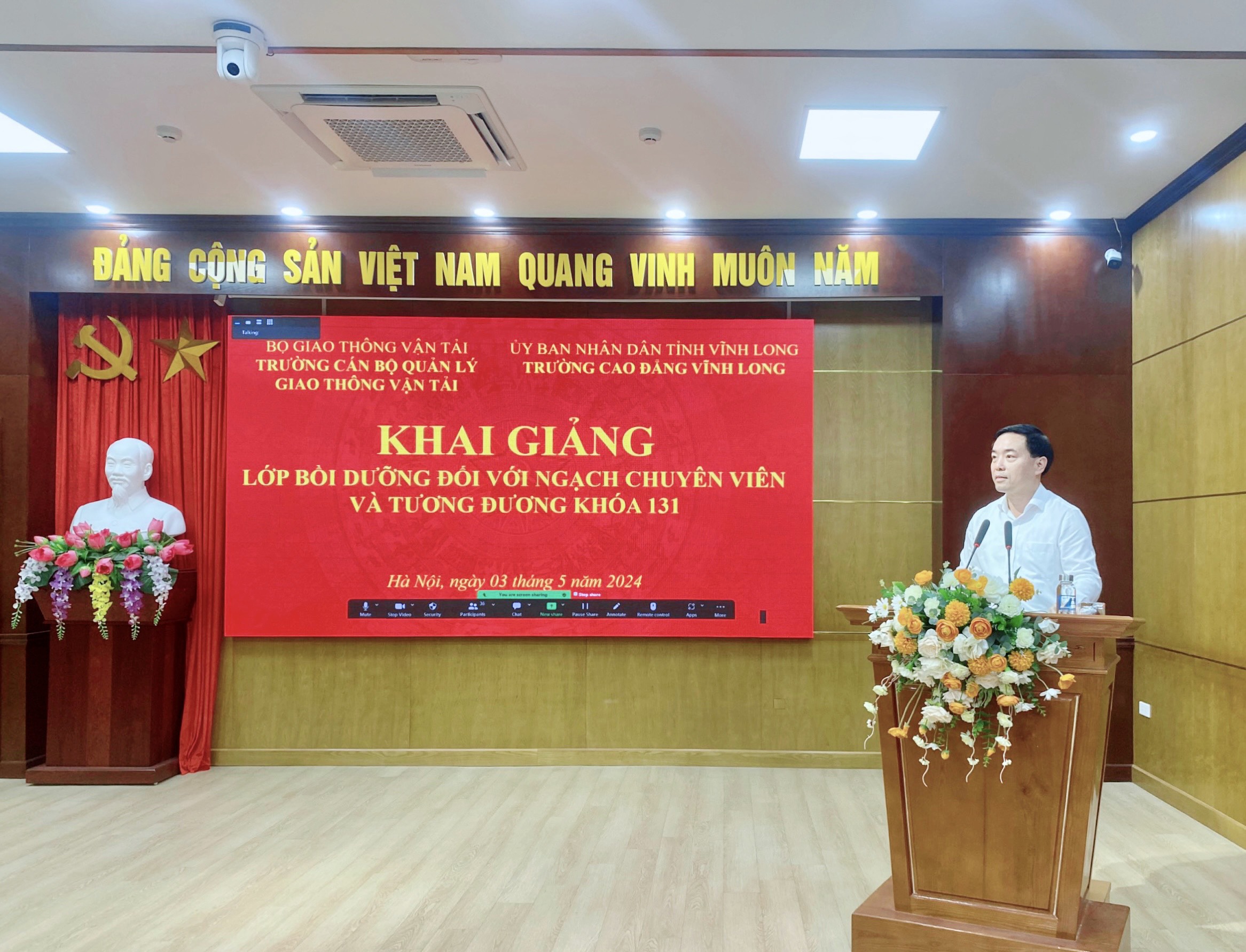 Khai giảng Lớp Bồi dưỡng đối với ngạch chuyên viên và tương đương Khóa 131 theo hình thức bồi dưỡng kết hợp trực tuyến