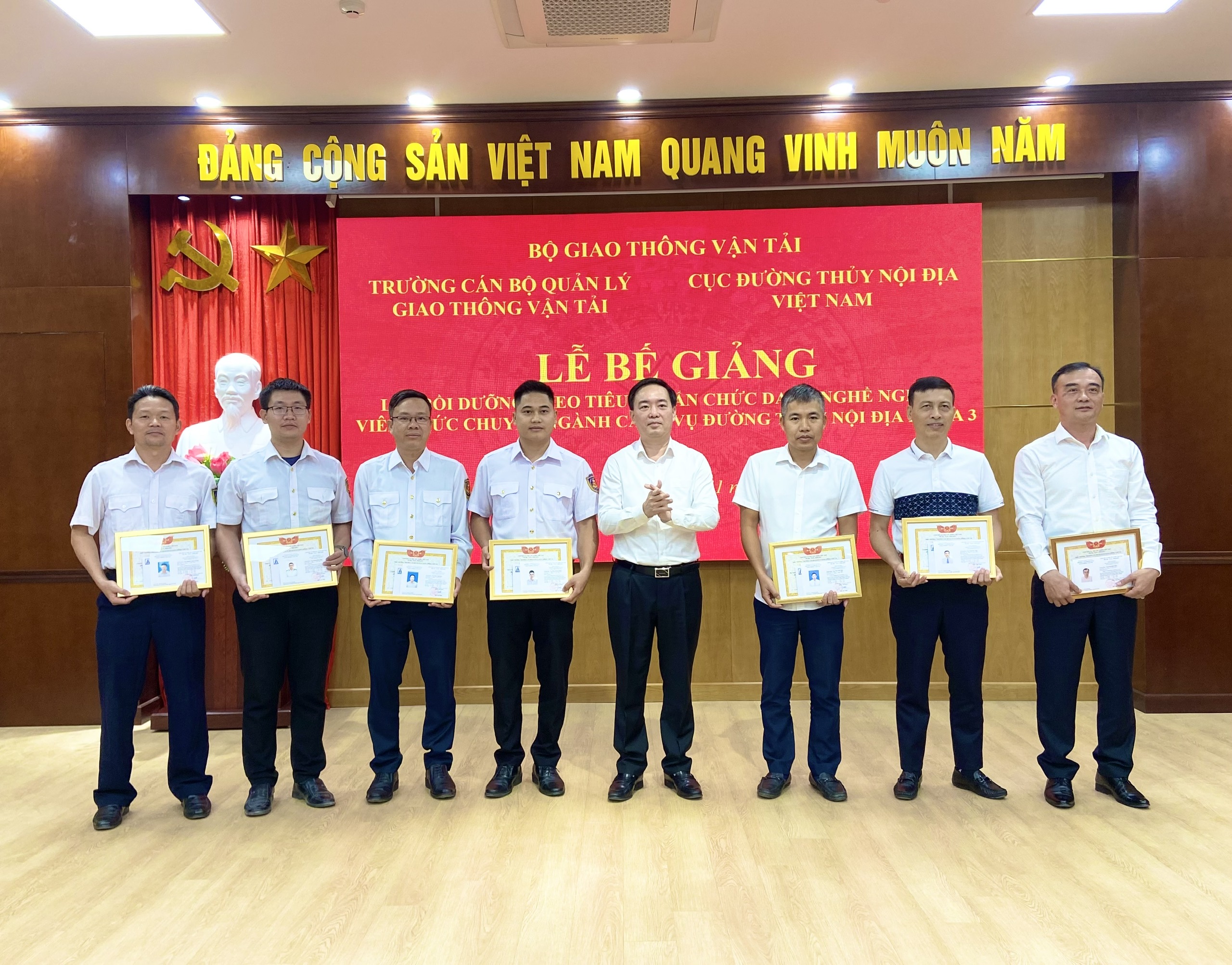 Bế giảng lớp Bồi dưỡng theo tiêu chuẩn chức danh nghề nghiệp viên chức chuyên ngành cảng vụ đường thủy nội địa khóa 3