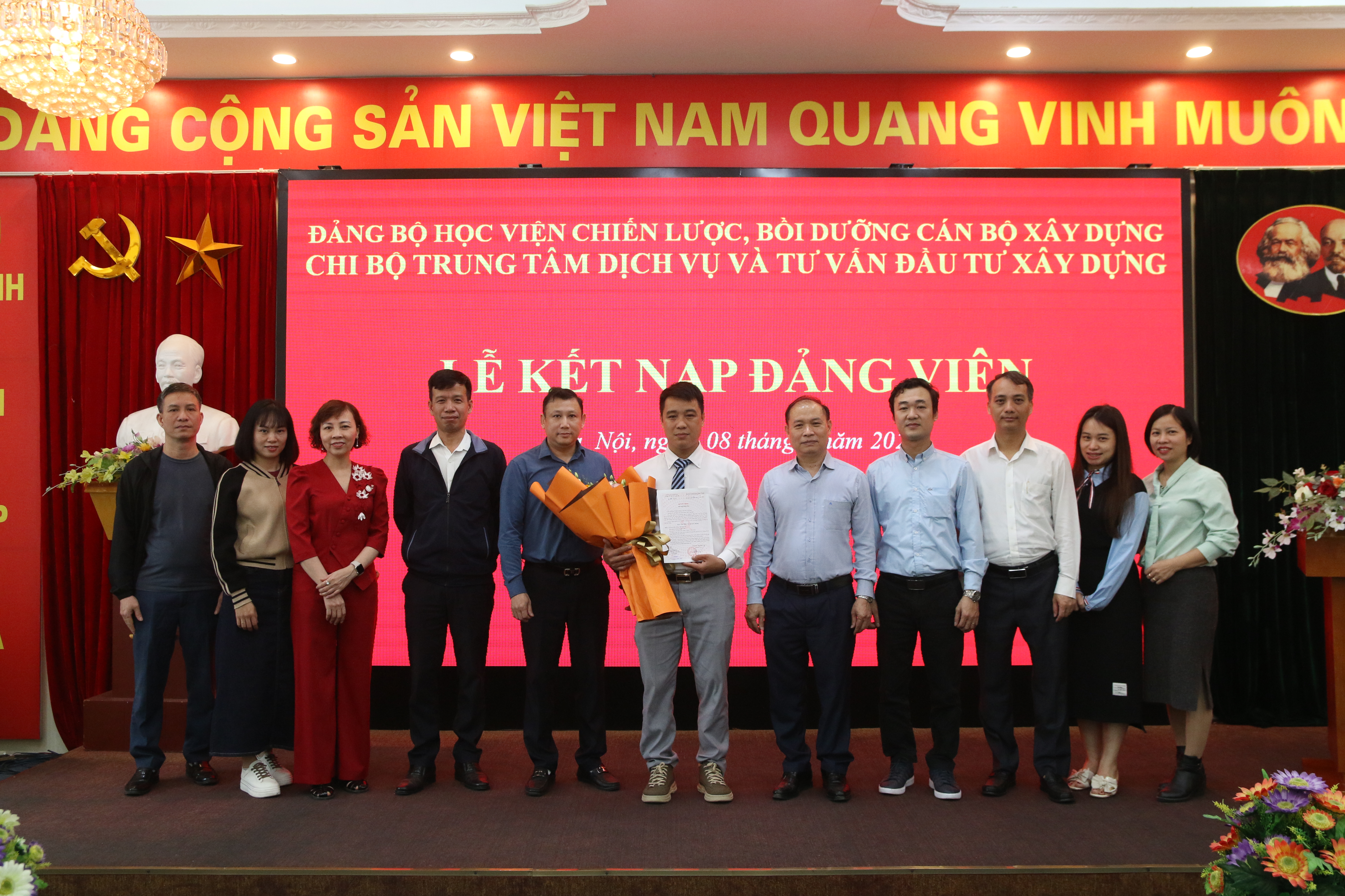 Chi bộ Trung tư Dịch vụ và Tư vấn đầu tư xây dựng kết nạp đảng viên mới