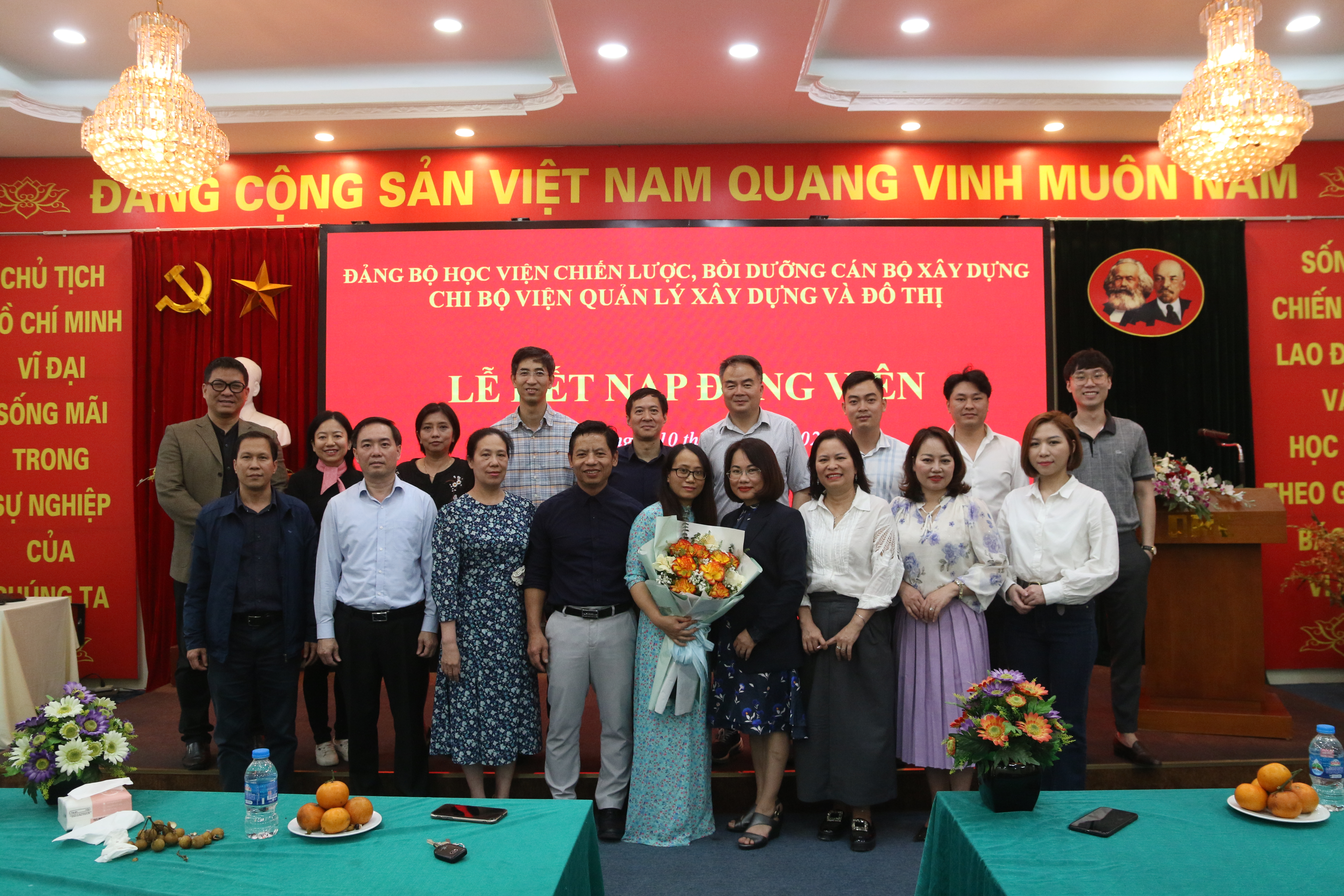 Kết nạp đảng viên mới Viện Quản lý xây dựng và đô thị