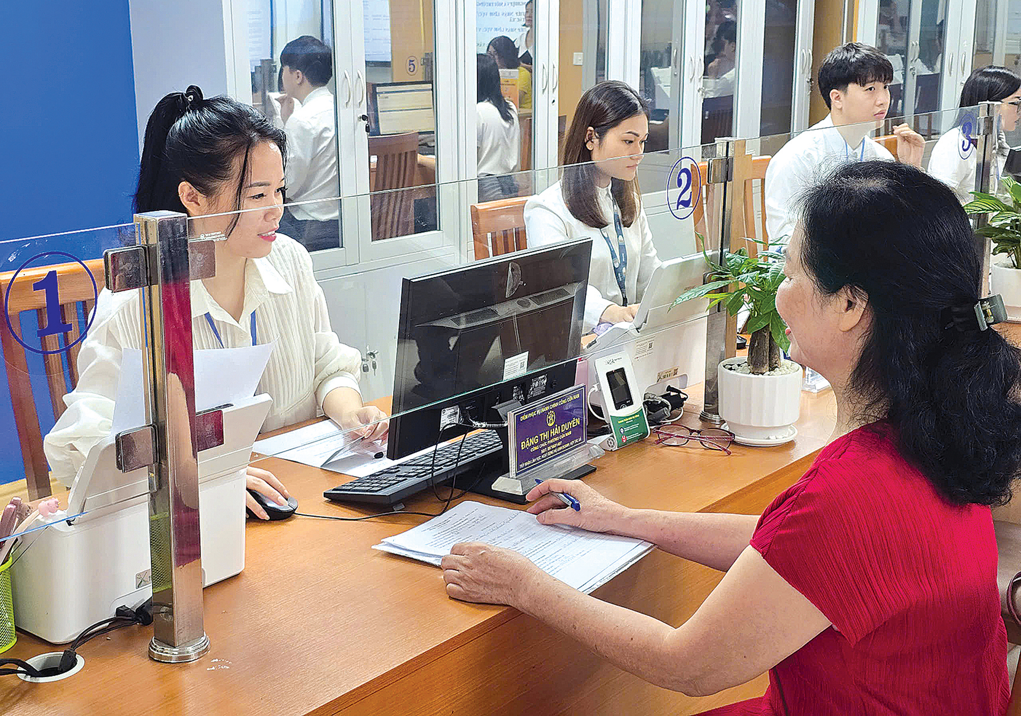 Ngày đầu vận hành chính quyền 2 cấp: Người dân ngỡ ngàng vì thủ tục nhanh, thuận tiện