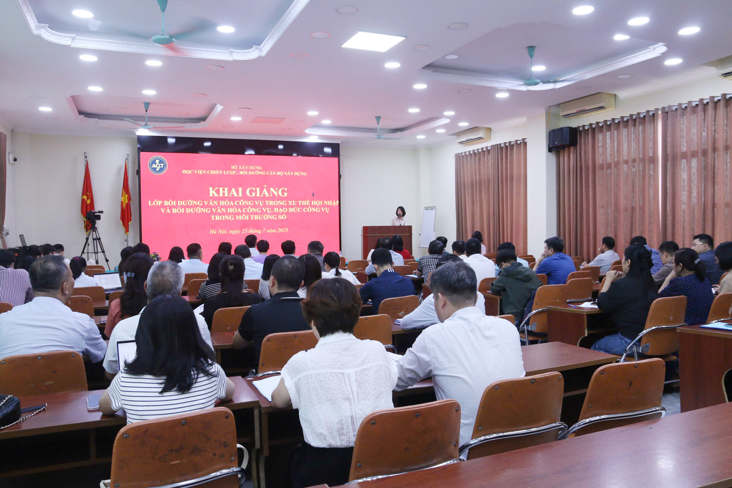 Gần 600 học viên tham gia bồi dưỡng Văn hoá công vụ trong xu thế hội nhập và bồi dưỡng văn hoá công vụ, đạo đức công vụ trong môi trường số