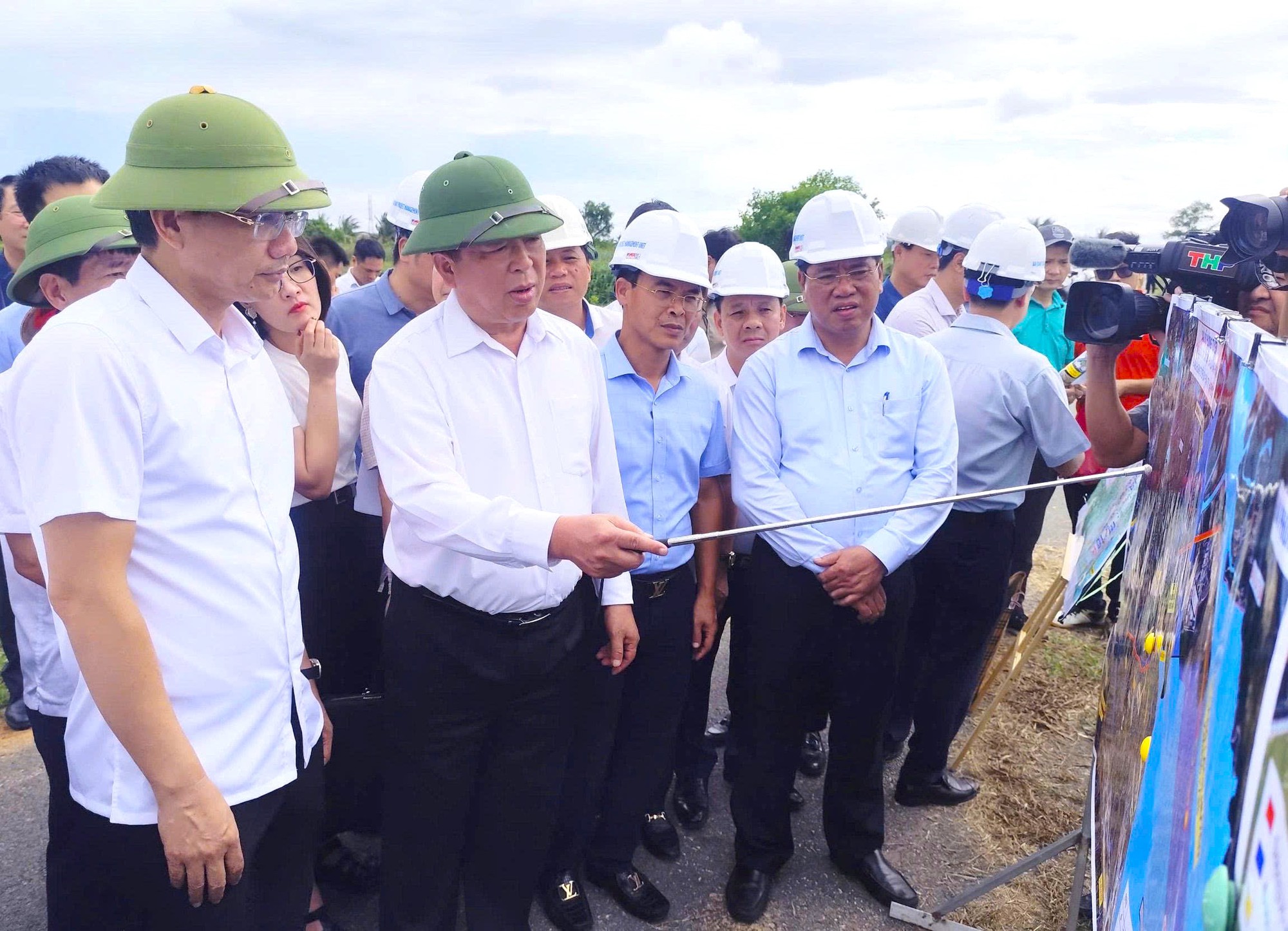 Kiểm tra thực địa tại Hải Phòng, Hưng Yên, Bộ trưởng Trần Hồng Minh yêu cầu các đơn vị và địa phương phối hợp chặt chẽ, chuẩn bị kỹ điều kiện khởi công tuyến đường sắt Lào Cai - Hà Nội - Hải