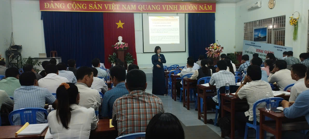 Khai giảng khoá "Bồi dưỡng cập nhật kiến thức chung về quản lý xây dựng sau khi sắp xếp đơn vị hành chính" tại Cà Mau