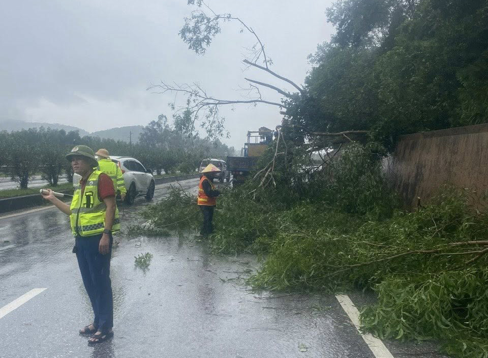 Cấm phương tiện lưu thông hướng về vùng tâm bão từ 13h - 19h hôm nay